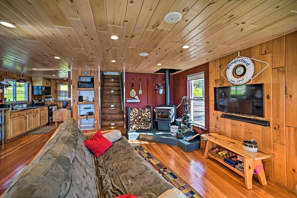 BBQ Ready: Lakeside Milford Home w/ Paddleboat Cottage in New York