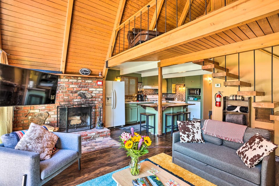 Running Springs A-Frame w/ Deck & Mtn Views! House in Running Springs