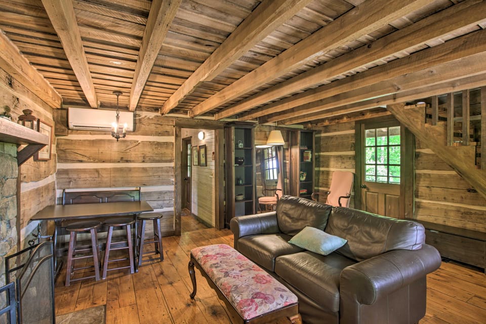 Romantic Log Cabin Escape on Delfosse Winery! House in Nelson County