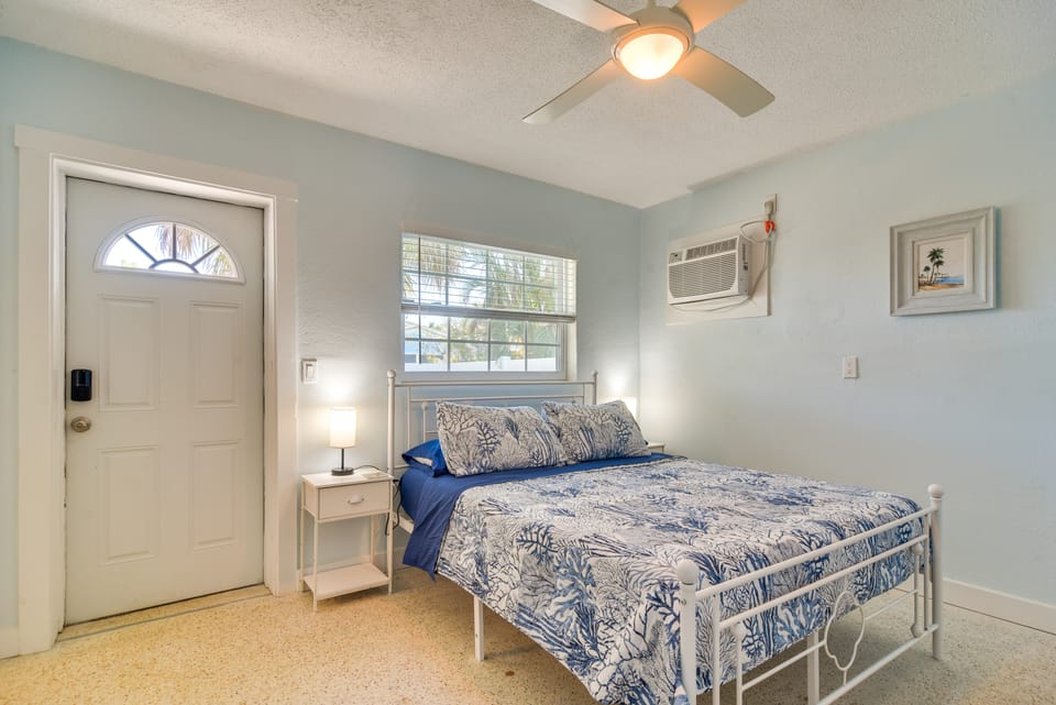 Indian Rocks Beach Unit - Steps From the Shoreline Apartment in Indian Rocks Beach