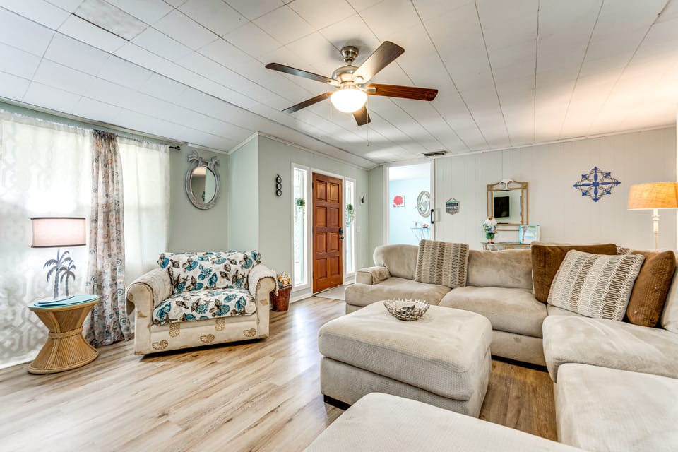 Walk to Beach: Fort Walton Coastal Retreat House in Fort Walton Beach