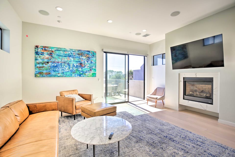 Chic San Diego Abode Rooftop Balcony + Bay Views! House in Mission Bay