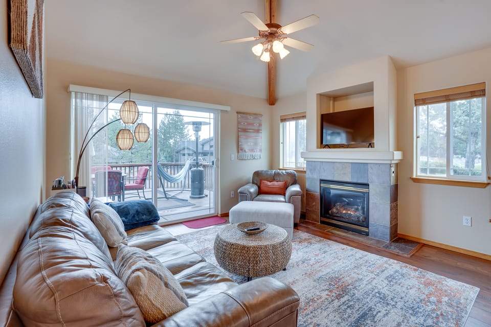 Redmond Resort Townhome w/ Private Hot Tub Apartment in Oregon