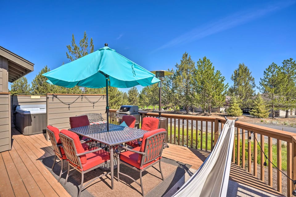 Redmond Resort Townhome w/ Private Hot Tub Apartment in Oregon