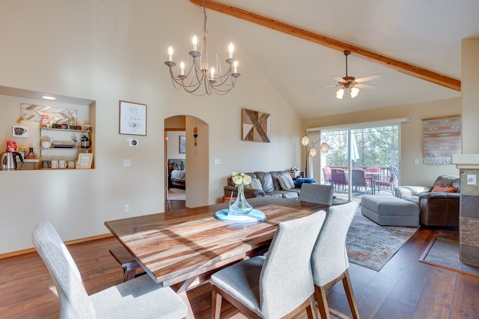 Redmond Resort Townhome w/ Private Hot Tub Apartment in Oregon
