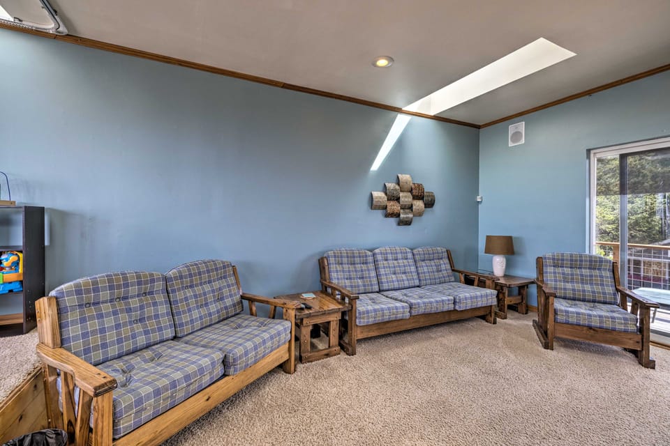 Coastal Oregon Retreat w/ Grill: 11 Mi to Astoria! House in Washington