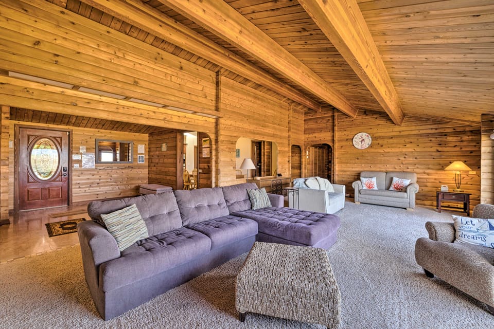 Coastal Oregon Retreat w/ Grill: 11 Mi to Astoria! House in Washington