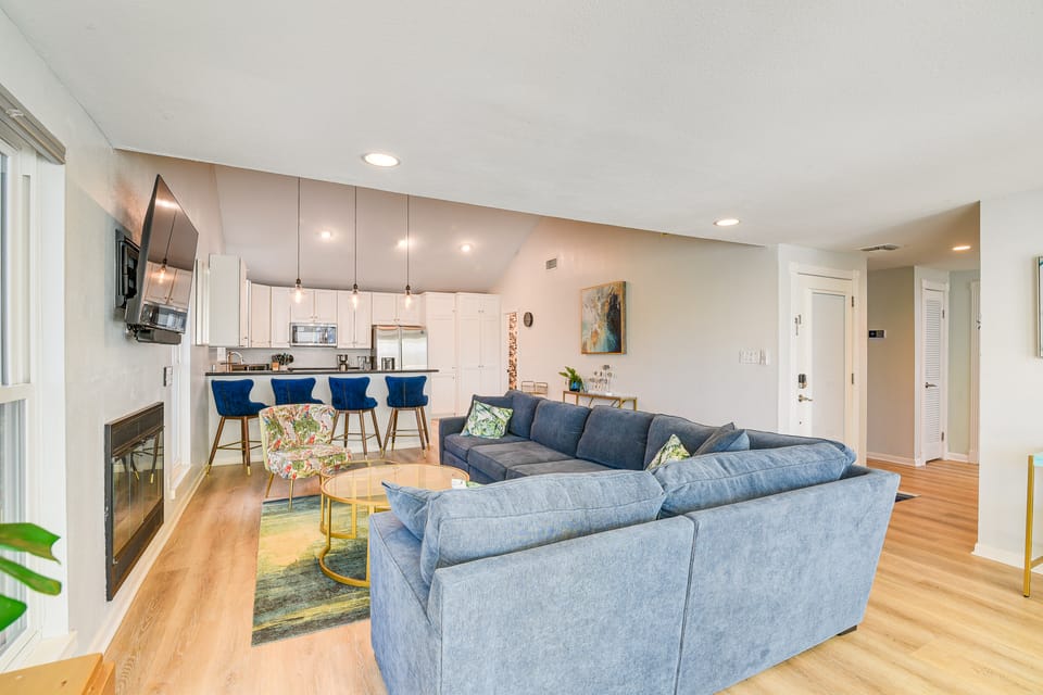 Walk to Pirates Beach: Galveston Gem w/ Balcony House in Hitchcock