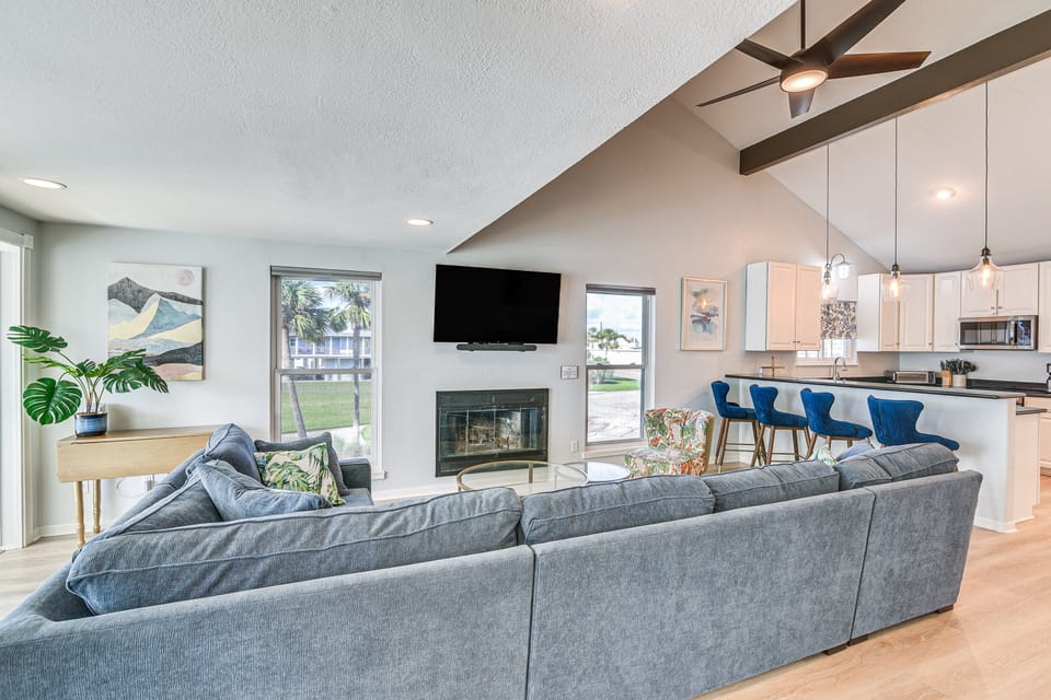 Walk to Pirates Beach: Galveston Gem w/ Balcony House in Hitchcock