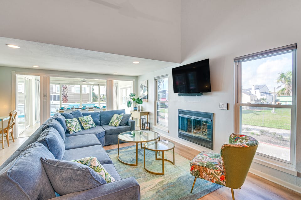 Walk to Pirates Beach: Galveston Gem w/ Balcony House in Hitchcock