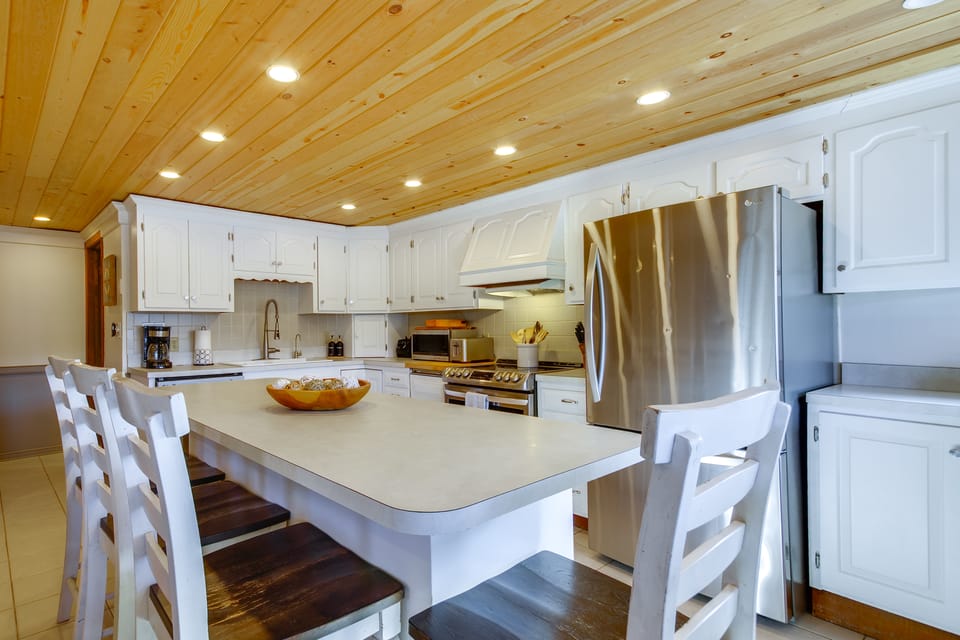 Boat, Fish, Swim! Lake of the Ozarks Home w/ Dock House in Village Four Seasons