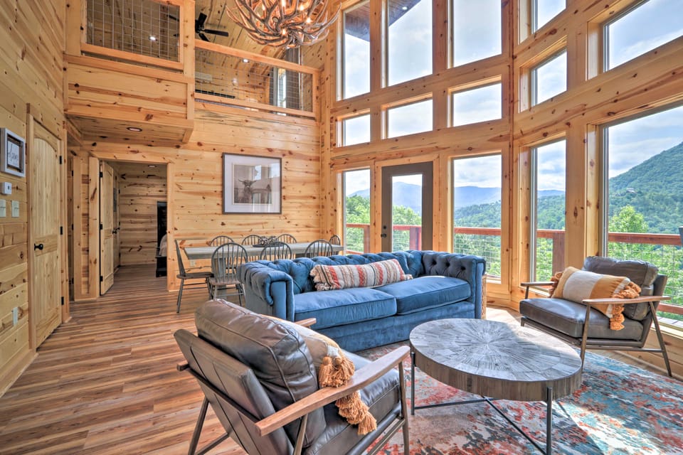 ‘Mountain Dew’ Cabin w/ Hot Tub & Scenic Views! House in Sevier County