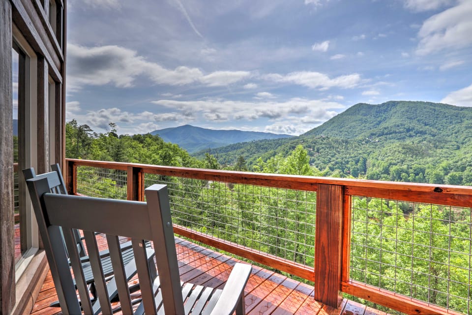 ‘Mountain Dew’ Cabin w/ Hot Tub & Scenic Views! House in Sevier County