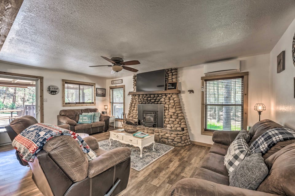Tranquil Cabin w/ Stream & Deck Near Dtwn Ruidoso! House in Ruidoso