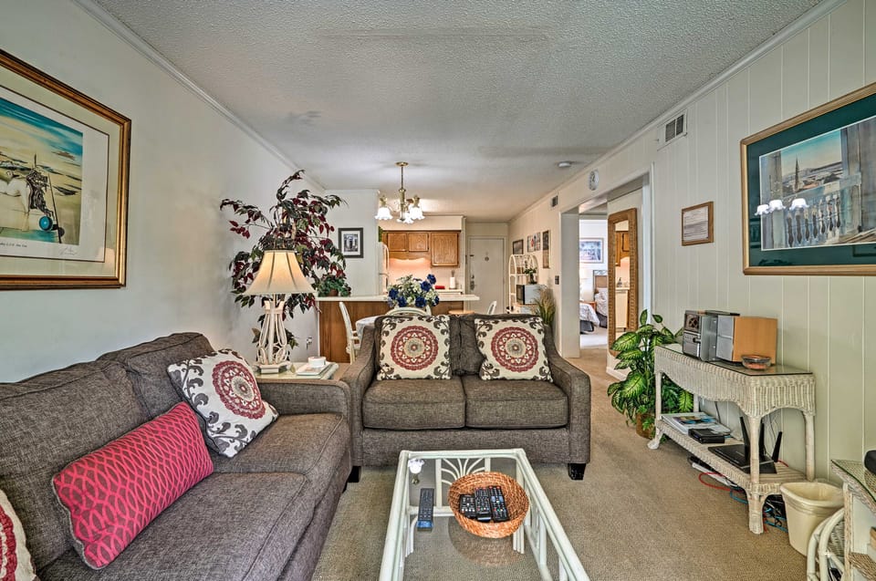 Walk to Beach: Isle of Palms Condo w/ Pool Access! Apartment in Isle of Palms