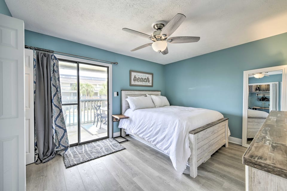 Panama City Condo w/ Balcony & Pool, Walk to Beach Apartment in Lower Grand Lagoon