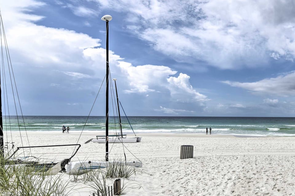 Panama City Condo w/ Balcony & Pool, Walk to Beach Apartment in Lower Grand Lagoon