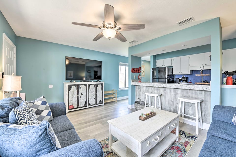Panama City Condo w/ Balcony & Pool, Walk to Beach Apartment in Lower Grand Lagoon