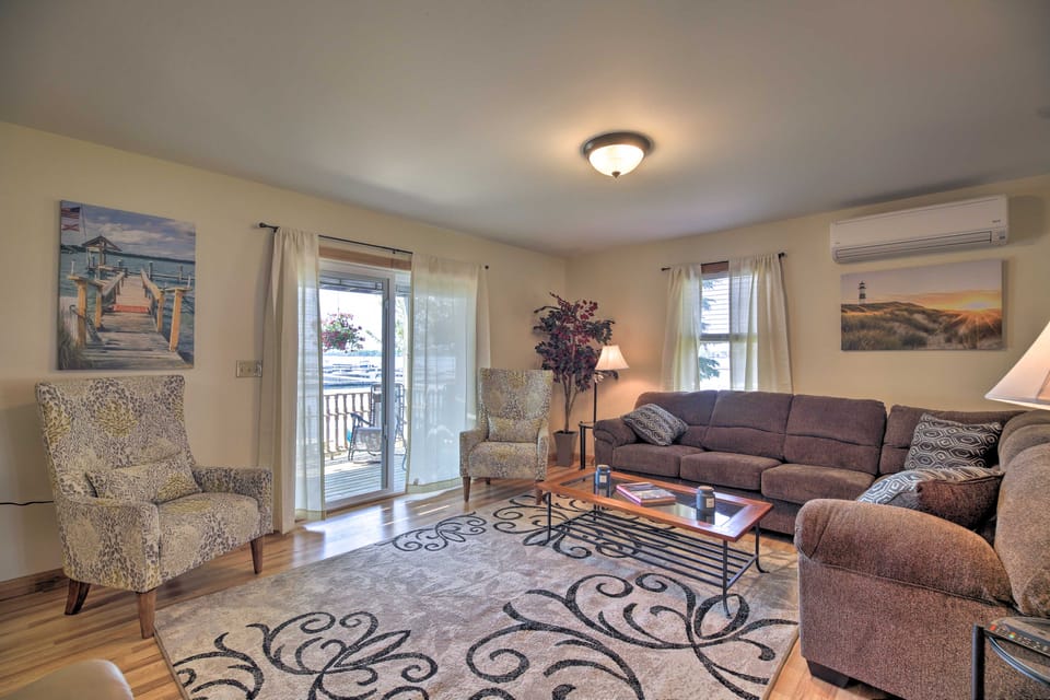 Lake Champlain Home w/ Decks, Kayaks & Fire Pit! House in Lake Champlain