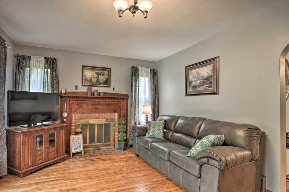 Cozy Springfield Family Home w/ Fire Pit House in Shenandoah Valley