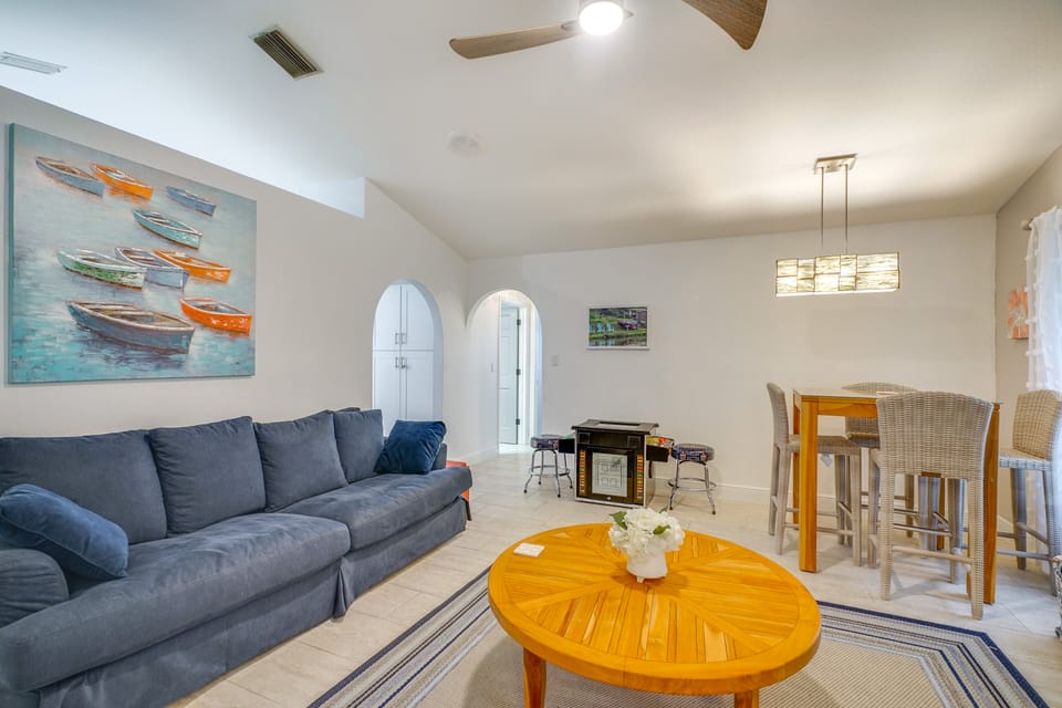 Canal-Front Outdoor Space: Home in Cape Coral Villa in Cape Coral