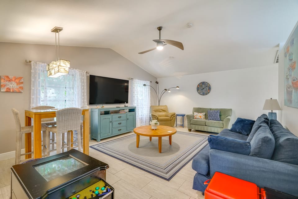 Canal-Front Outdoor Space: Home in Cape Coral Villa in Cape Coral