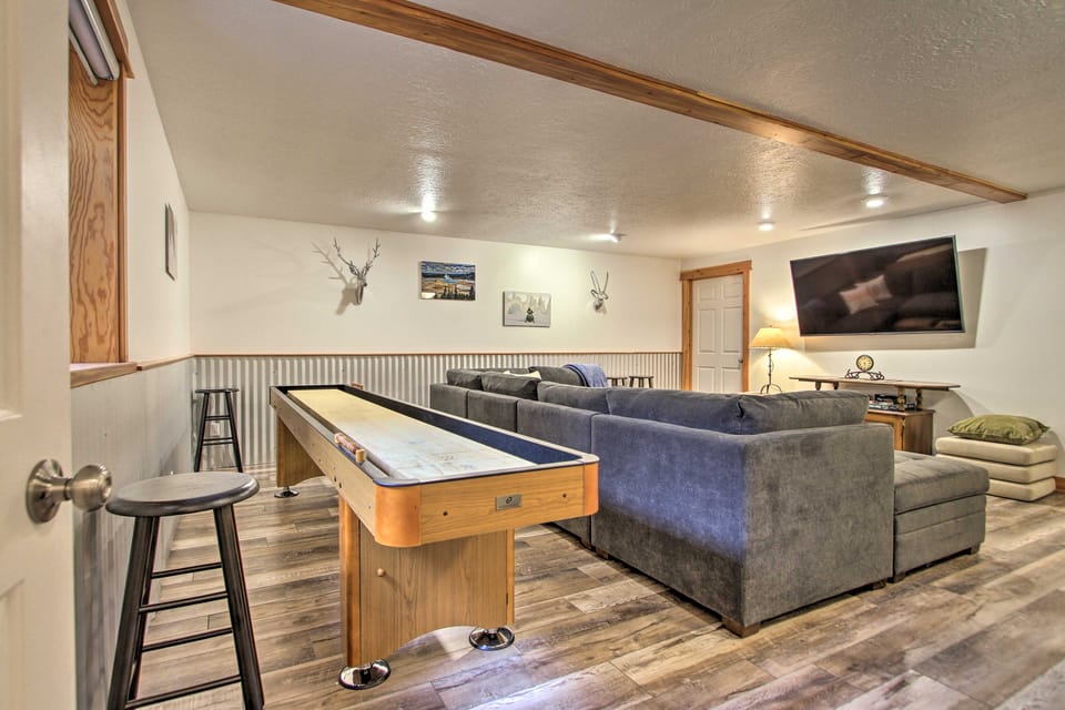 6 Mi to Big Sky Resort! Group Retreat w/ Mtn Views House in Big Sky