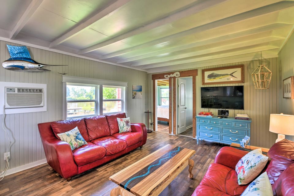 Furnished Deck & Dock: Renovated Sargent Cabin! House in Texas