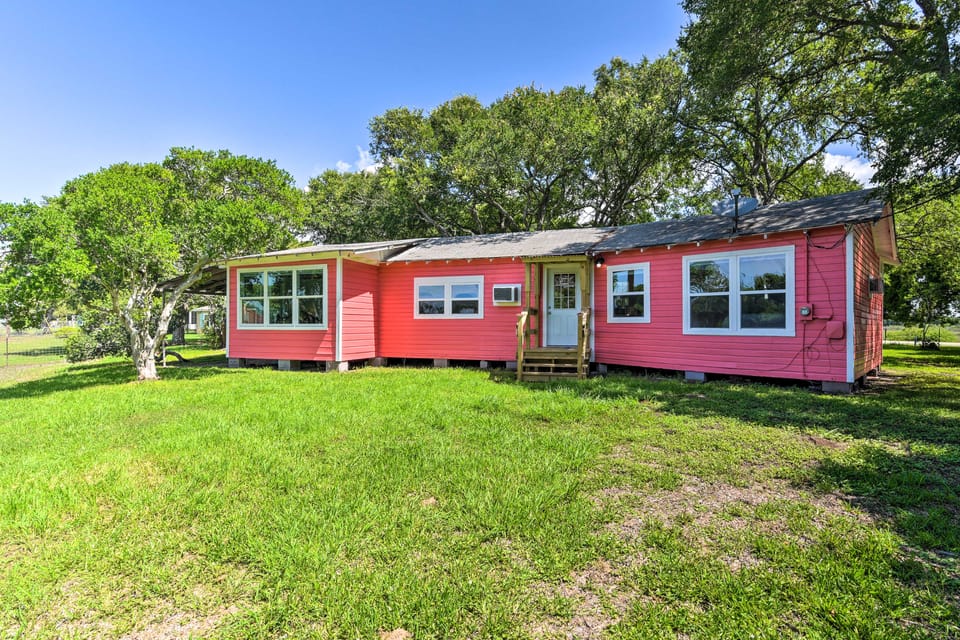 Furnished Deck & Dock: Renovated Sargent Cabin! House in Texas
