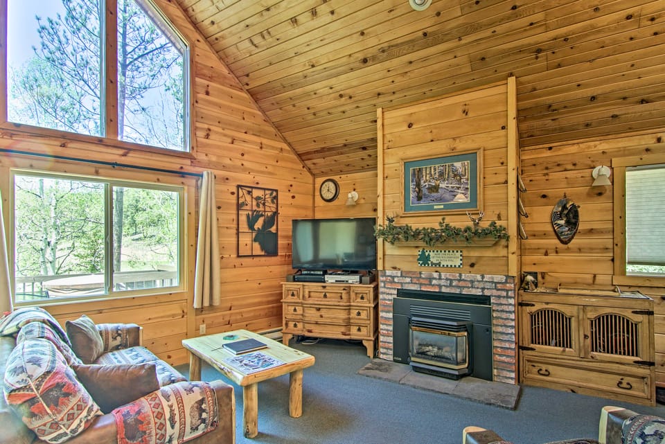 Florissant Hilltop Hideaway w/ Porch, Pond View House in Colorado