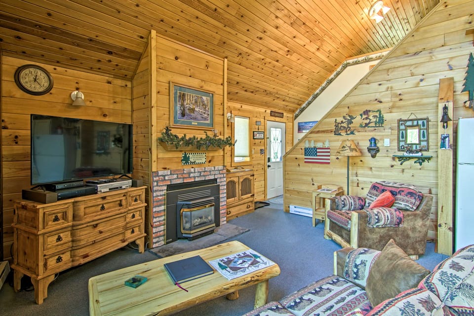 Florissant Hilltop Hideaway w/ Porch, Pond View House in Colorado