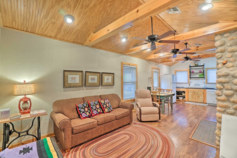 Charming Hilltop Cottage in Medicine Park! Cottage in Medicine Park