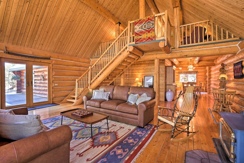 Cascade Mtn Views! Pet-Friendly Bend Log Cabin House in Oregon