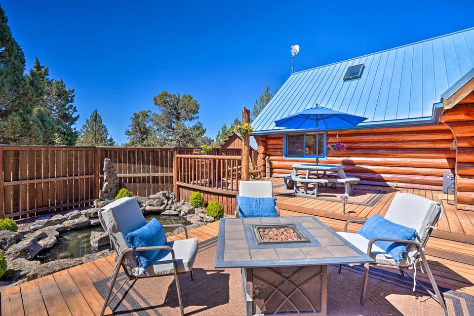 Cascade Mtn Views! Pet-Friendly Bend Log Cabin House in Oregon
