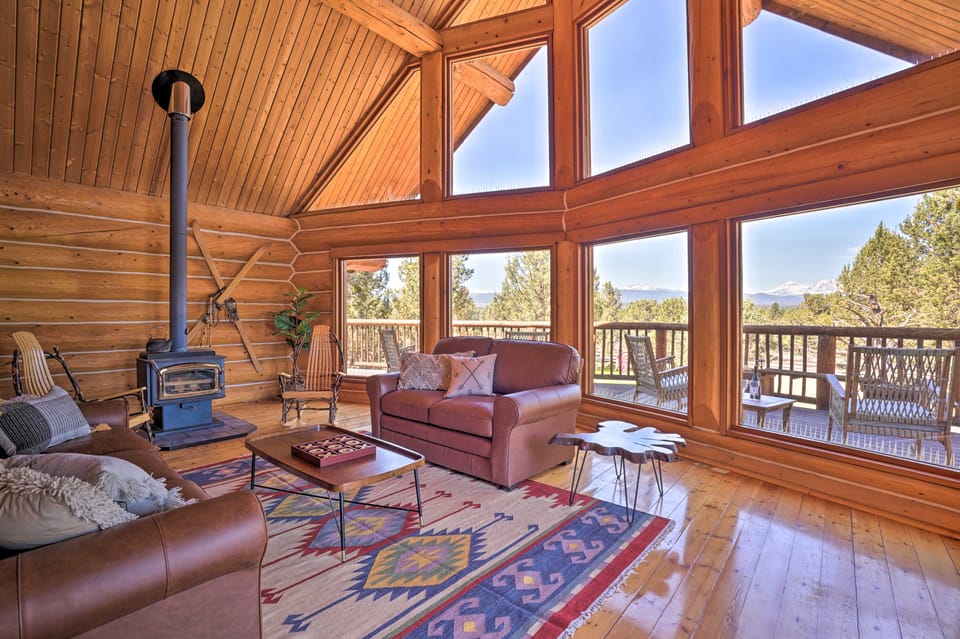 Cascade Mtn Views! Pet-Friendly Bend Log Cabin House in Oregon