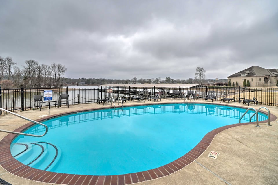 Lake-View Balcony: Hot Springs Penthouse! Apartment in Garland County