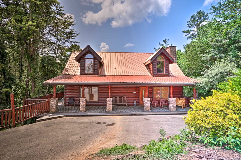 Pigeon Forge Getaway w/ Covered Patio & Hot Tub! House in Pigeon Forge