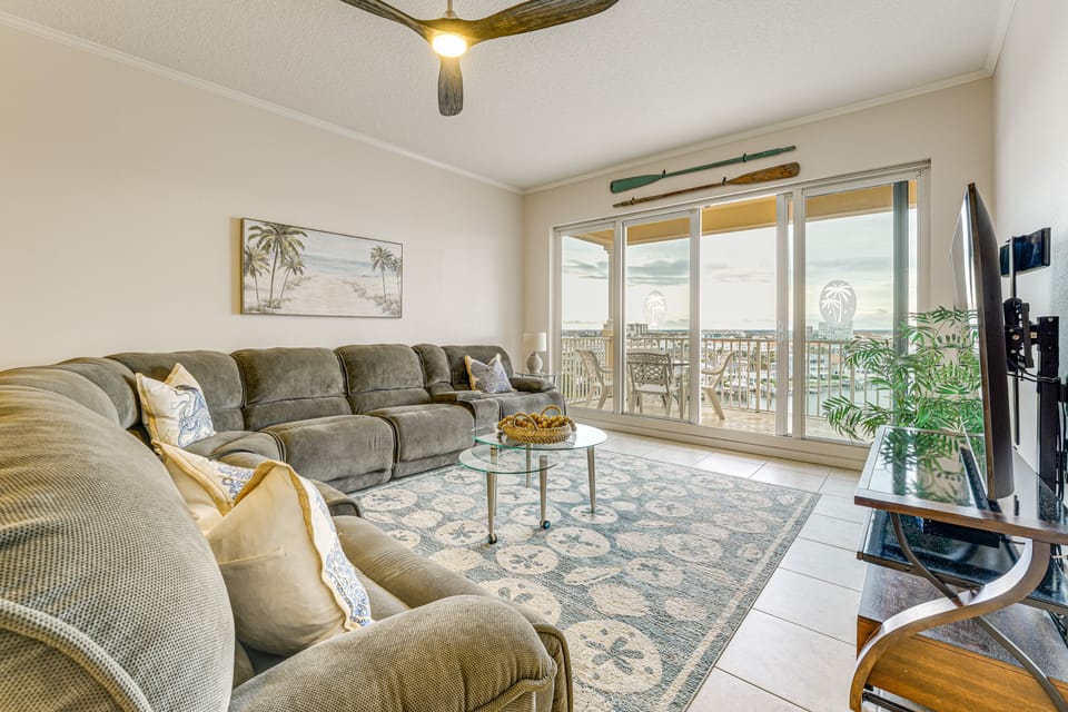 8th Floor Penthouse, Walk to Clearwater Beach Apartment in Clearwater Beach