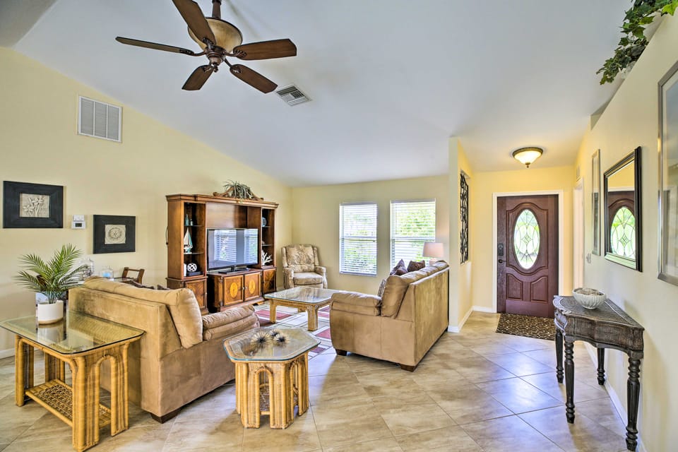 Dock & Canal Access: Cape Coral Family Home House in Cape Coral