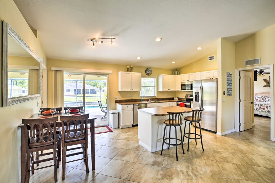 Dock & Canal Access: Cape Coral Family Home House in Cape Coral