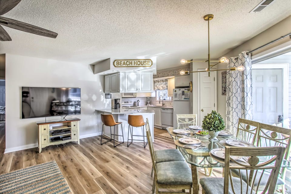 Waterfront North Myrtle Beach Condo w/ Pool Access Apartment in North Myrtle Beach