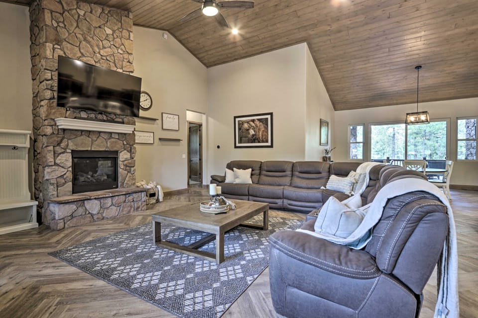 Stylish Home w/ Expansive Deck in Show Low! House in Show Low
