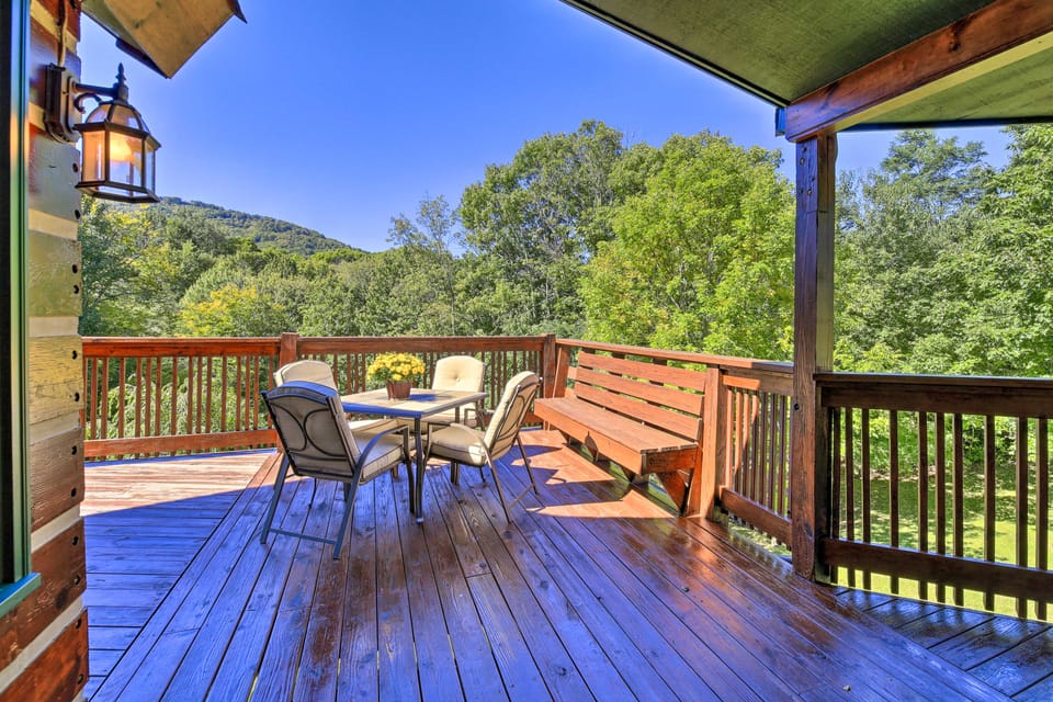 Family Cabin w/ Fire Pit, 9 Mi to Sugar Mtn Slopes House in Watauga
