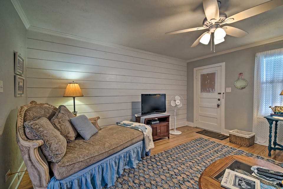 Pet-Friendly Brenham Cottage w/ Yard! Cottage in Brenham