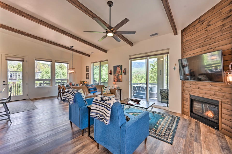 Hot Tub & Views: 'Mountain High Pines Retreat' House in Pine