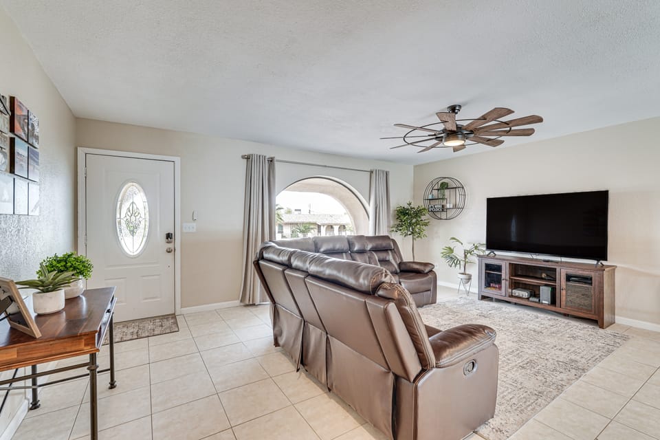 5 Mi to Lake Havasu: Home w/ Yard & Pool House in Lake Havasu City