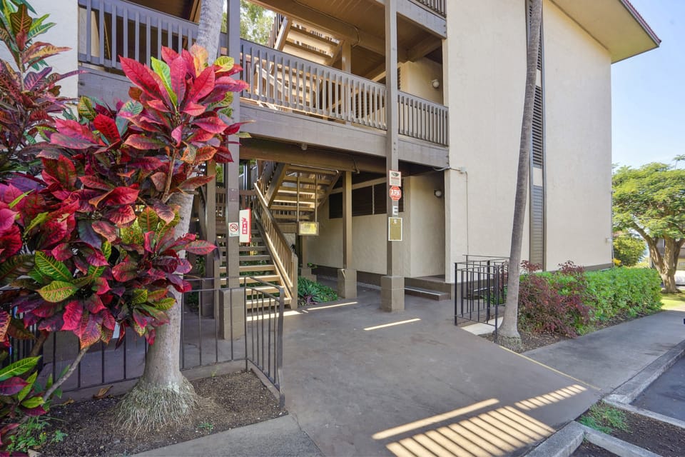 < 1 Mi to Beach + Town! Airy Kailua-Kona Condo Apartment in Holualoa