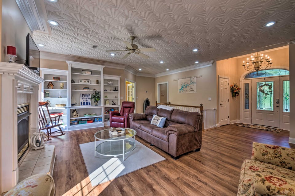 Luxe Lake Cumberland Retreat w/ Decks on 1 Acre! House in Lake Cumberland