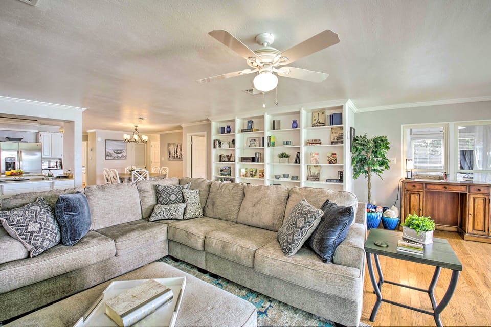 Kayaks & Dock: Lakefront Hot Springs Hideaway House in Lake Hamilton