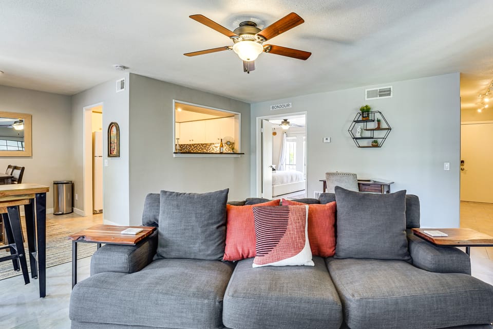 Sleek Phoenix Condo: Walk to Biltmore Fashion Park Apartment in Phoenix